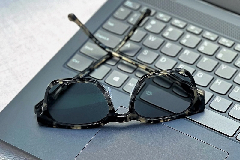 What Are The Differences Between Reading Glasses Made Of Different Materials?